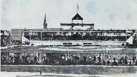  ?? JOURNAL SENTINEL FILES ?? The Lloyd Street Grounds, shown in this undated photo, was the home to the Milwaukee Brewers when they were in the American League in 1901. The wooden stadium was at West Lloyd Street and North 16th Street. About 3,000 fans attended the home opener in 1901.