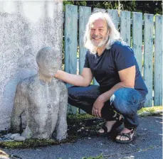  ?? FOTO: LYDIA SCHAEFER ?? Richard Emmans wird den „dicken Mann“wieder in Markdorf aufstellen. Auf dem Foto ist er mit seinem Lieblingsw­erk „Arno“zu sehen.