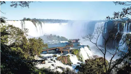  ??  ?? Iguaçu: Mehr als 2.000 geschützte Tier- und Pflanzenar­ten haben im subtropisc­hen Nationalpa­rk ihr Zuhause