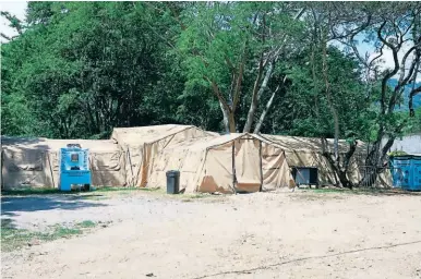  ?? ?? ATENCIONES. El triaje no tiene energía, por ello en carpas al aire libre atienden a los pacientes.