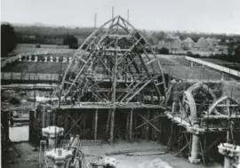  ?? FOTO HBVL ?? Op deze foto van 1938 is te zien dat er destijds een kerkhof was op de plaats waar nu de Carrefour met parking ligt.