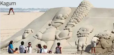  ??  ?? ORANG ramai menyaksika­n ukiran pasir yang memaparkan watak kartun popular Amerika, The Simpsons, di Pantai Haeundae, Busan, Korea Selatan. - EPA