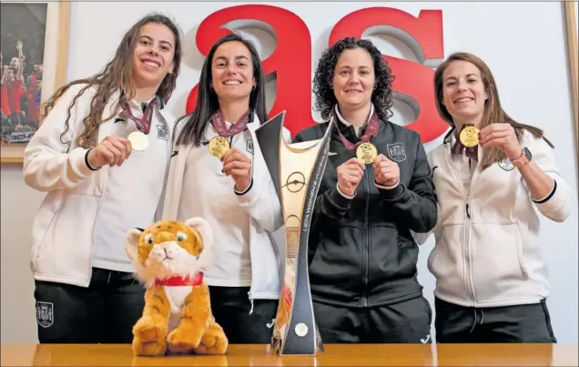  ?? ?? Laura Córdoba, Luci, Claudia Pons (selecciona­dora) y ‘Peque’, junto al trofeo de campeonas de la Eurocopa en la redacción de AS..