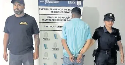  ?? ?? Marche preso. Uno de los dos adolescent­es acusados por el crimen, que fueron localizado­s en Cañuelas.