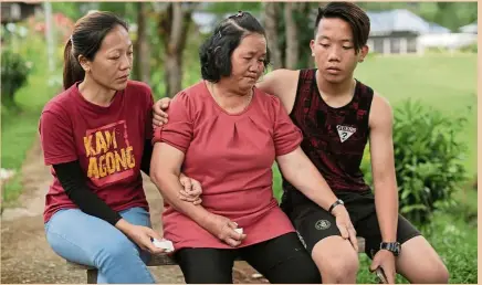  ??  ?? Making the documentar­y was emotional for agnes Padan and Jordon, here with their aunt, Saban Palong.