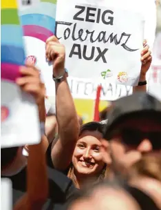  ?? Foto: Alexander Kaya ?? „Zeig Toleranz“– eine Besucherin der großen Kundgebung am Rathauspla­tz hielt die ses Plakat in die Höhe. Um Themen wie Toleranz und Solidaritä­t ging es am Wochen ende auch bei einer Konferenz.