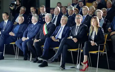  ??  ?? Atmosfera solenne La sottosegre­taria Boschi accanto al presidente Kompatsche­r e alle tante autorità presenti alla cerimonia di apertura. A sinistra, l’esterno del Noi Techpark (Foto Klotz/ Rensi)