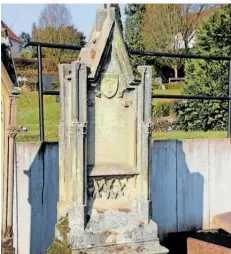  ?? FOTO: MARTIN BAUS ?? Franz Karl Dercum starb im Jahr 1825. Auf dem Blieskaste­ler Friedhof hat sich sein Grabstein erhalten, allerdings ist die Inschrift heute nicht mehr zu entziffern.