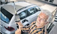  ?? RP-FOTO: MATZERATH ?? Rainer Herold fühlt sich wegen des Abgas-Skandals betrogen. Für ihn ist sein BMW 320 d der letzte Diesel, den er gekauft hat.