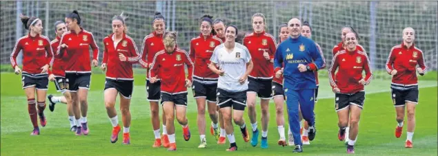  ??  ?? KILÓMETRO CERO. La Selección Absoluta de Jorge Vilda, durante uno de los entrenamie­ntos previos al amistoso de hoy, ante Inglaterra.