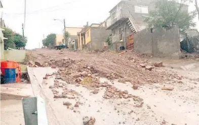  ?? ALBERTO HIERRO ?? Tras las precipitac­iones se presentaro­n diversos daños en casas y calles