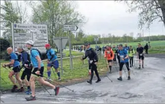  ??  ?? Les marcheurs sur le chemin du canton