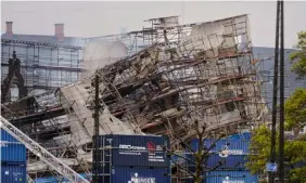  ?? FOTO: LISELOTTE SABROE/TT-RITZAU ?? ■
En flera ton tung maskinsax som tappats i Börsen utgör en ny risk i arbetet efter branden.
