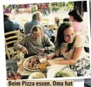  ??  ?? Beim Pizza essen. Oma hat Lust auf eine ganz große. Die bekommt sie natürlich.