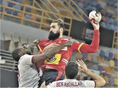  ?? Foto: Egypt 2021 Men’s Handball World Championsh­ip/dpa ?? Jorge Maqueda kämpft gegen Tunesier.