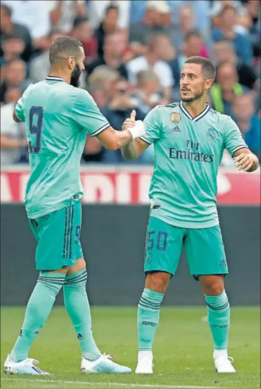  ??  ?? HAY QUÍMICA. Benzema y Hazard, en el encuentro ante el Salzburgo, en Austria.