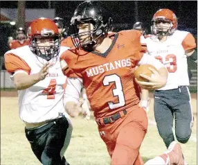  ?? PHOTO BY RICK PECK ?? McDonald County quarterbac­k Peyton Barton runs past Aurora’s Casey Weatherman (4) and Kyle Todd during the Houn Dawgs’ 28-14 win on Friday night at MCHS.