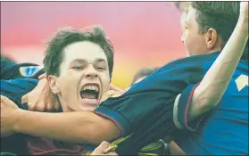  ?? FOTO: MANEL MONTILLA ?? Iniesta celebra su gol en la Nike Premier Cup de 1999 Ya iba lanzado