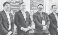  ?? ?? KUNJUNGAN: Julinus (dua kanan) bersama Menteri Pengangkut­an Anthony Loke (dua kiri) ketika hadir dalam forum berkenaan.