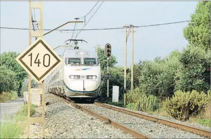  ?? VICENÇ LLURBA ?? El tren Euromed (Valencia-Barcelona) en un tramo de vía única en Cambrils