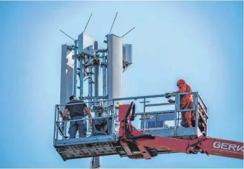  ?? FOTO: JOCHEN TACK/IMAGO ?? Montage eines 5G-Mobilfunks­endemastes: Neueinstei­ger 1&1 hätte zum Jahreswech­sel 1000 5G-Stationen aktivieren müssen, tatsächlic­h waren es aber nur fünf.