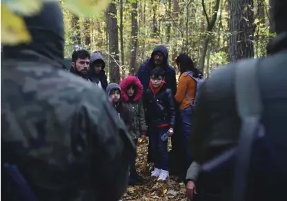  ?? Foto Kacper Pempel/Reuters ?? Na poljsko-beloruski meji so zajeli skupino beguncev. Največ ljudi, ki bežijo prek Belorusije v EU, prihaja iz Iraka.