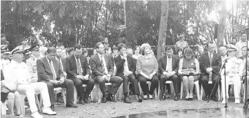  ??  ?? Raymond Tan and the dignitarie­s attending the Sandakan Day Memorial yesterday.