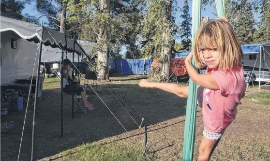  ?? FOTOS: EMMANUEL BRIANE-LA NUEVA. ?? UNAS 60 personas conforman el elenco del circo que quedó varado en el acceso al parque de Mayo. Pusieron a disposició­n sus instalacio­nes y vehículos.