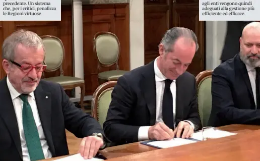  ??  ?? I tre governator­i Da sinistra Roberto Maroni, Luca Zaia e Stefano Bonaccini a Palazzo Chigi mentre firmano la pre intesa