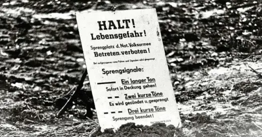  ??  ?? Wissen, was war: Solche Schilder fanden sich an den Grenzstell­en der DDR. Kinder und Jugendlich­e heute sollen verstärkt in der Schule über die Sed-diktatur aufgeklärt werden. Auch Fahrten zu den Lern- und Gedenkorte­n gelten als wichtig. Gestritten wird...