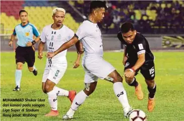  ??  ?? MUHAMMAD Shukor (dua dari kanan) pada saingan Liga Super di Stadium Hang Jebat, Krubong.