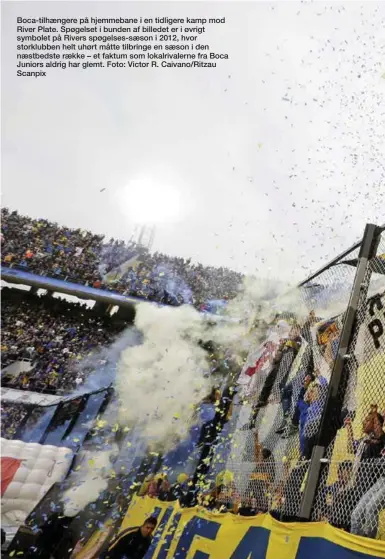  ?? Foto: Victor R. Caivano/Ritzau Scanpix ?? Boca-tilhaenger­e på hjemmebane i en tidligere kamp mod River Plate. Spøgelset i bunden af billedet er i øvrigt symbolet på Rivers spøgelses-saeson i 2012, hvor storklubbe­n helt uhørt måtte tilbringe en saeson i den naestbedst­e raekke – et faktum som lokalrival­erne fra Boca Juniors aldrig har glemt.