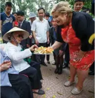  ??  ?? Statsminis­ter Erna Solberg promoterer norsk laks i Vietnam.