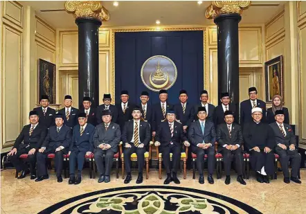  ??  ?? Sultan Sharafuddi­n Idris Shah with royal council members.