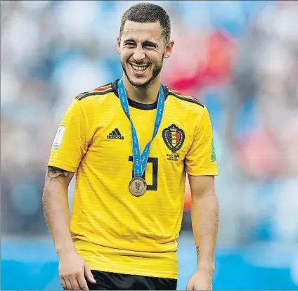  ?? FOTO: GETTY ?? Hazard, con la medalla de bronce colgado tras acabar tercero el Mundial El crack de la selección belga ha estado sobresalie­nte