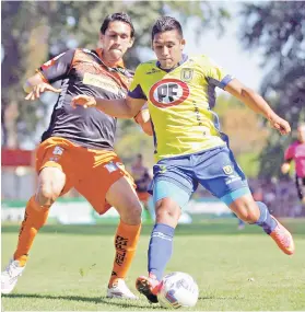  ?? FOTO:AGENCIAUNO ?? Hans Salinas defiende el balón contra Martínez.