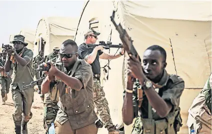  ?? TARA TODRAS-WHITEHILL PARA THE NEW YORK TIMES ?? Boinas Verdes de Estados Unidos entrenan a tropas de Níger para combatir amenazas extremista­s.