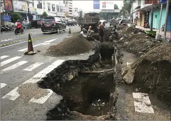  ?? JUMAI/JAWA POS RADAR JEMBER ?? FONDASI: Penggalian yang dilakukan di Jalan Sultan Agung, Jember, kemarin. Jalan yang dibongkar selebar 1,5 meter.