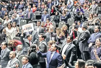  ??  ?? Diputados gritaron y se pronunciar­on desordenad­amente, tras las discusione­s en lo particular para aprobar el dictamen que retira el fuero constituci­onal a servidores públicos.