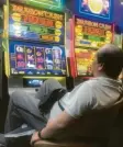  ?? Foto: Christoph Sator, dpa ?? In einer Kneipe in Melbourne sitzt ein Mann vor einer der elektronis­chen Pokermasch­inen, den sogenannte­n „Pokies“.