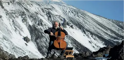  ?? ?? In vetta
Mario Brunello, 64 anni, in uno dei suoi concerti in montagna. Brunello ama suonare all’aperto, a contatto con la natura