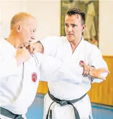  ?? RP-FOTO: ANNE ORTHEN ?? René le Riche (rechts) zeigt seinem Schüler Christoph Dahm eine Bewegung. Le Riche trainiert und gibt Training in der Judosports­chule Prass.