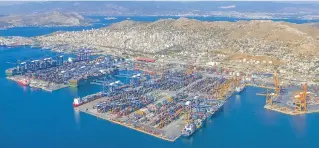  ?? ΑΠΕ ΜΠΕ/ΟΛΠ A.E./STR ?? Ο Πειραιάς αποτελεί το κορυφαίο λιμάνι διακίνησης εμπορευματ­οκιβωτίων στη Μεσόγειο.