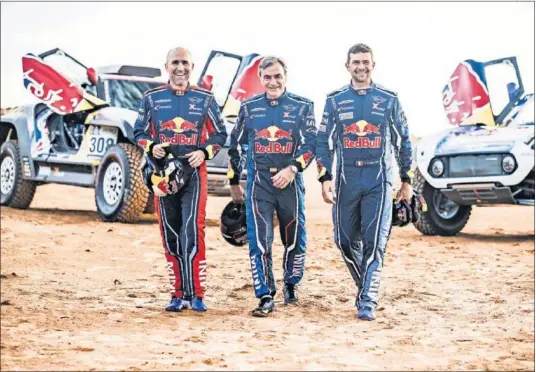  ??  ?? TRÍO DE ASES. Stéphane Peterhanse­l (13 victorias en el Dakar, 6 en motos y 7 en coches), Carlos Sainz (2) y Cyril Despres (5 triunfos en moto).