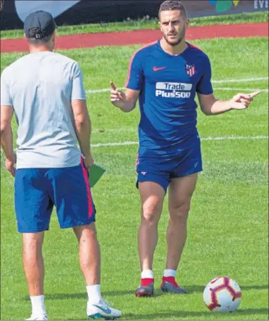  ??  ?? AL DETALLE. Simeone, con Koke, en un momento de su entrenamie­nto particular ayer en el Cerro.