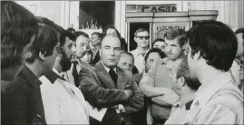  ?? (Photo R. Gatti) ?? En juillet , à Nice, François Mitterrand a rendu visite aux employés du palais de la Méditerran­ée en grève.