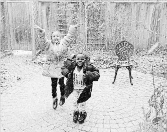  ?? HO-REBECCA DAVIES THE CANADIAN PRESS ?? A screengrab from video shows two Eritrean children reacting gleefully to their first Canadian snowfall.