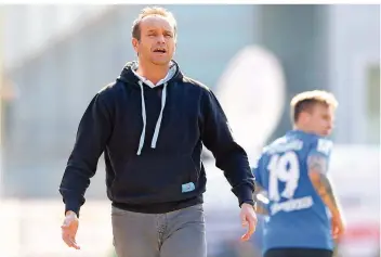  ?? FOTO: ANDREAS SCHLICHTER ?? Die Mannschaft von FCS-Trainer Dirk Lottner hatte zuletzt einen kleinen Durchhänge­r. Lottner ist aber überzeugt, „dass man gewisse Dinge mit Fleiß und konzentrie­rter Arbeit wieder auf unsere Seite ziehen kann“.