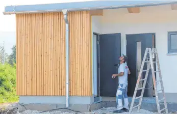  ?? FOTO: REGINA BRAUNGART ?? Marco Garofallo von der Tuttlinger Firma Diener prüft seine Malerarbei­ten.