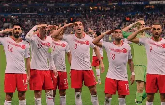  ?? AFP ?? Il saluto a fine match Il saluto militare dei giocatori turchi alla fine della partita allo Stade de France